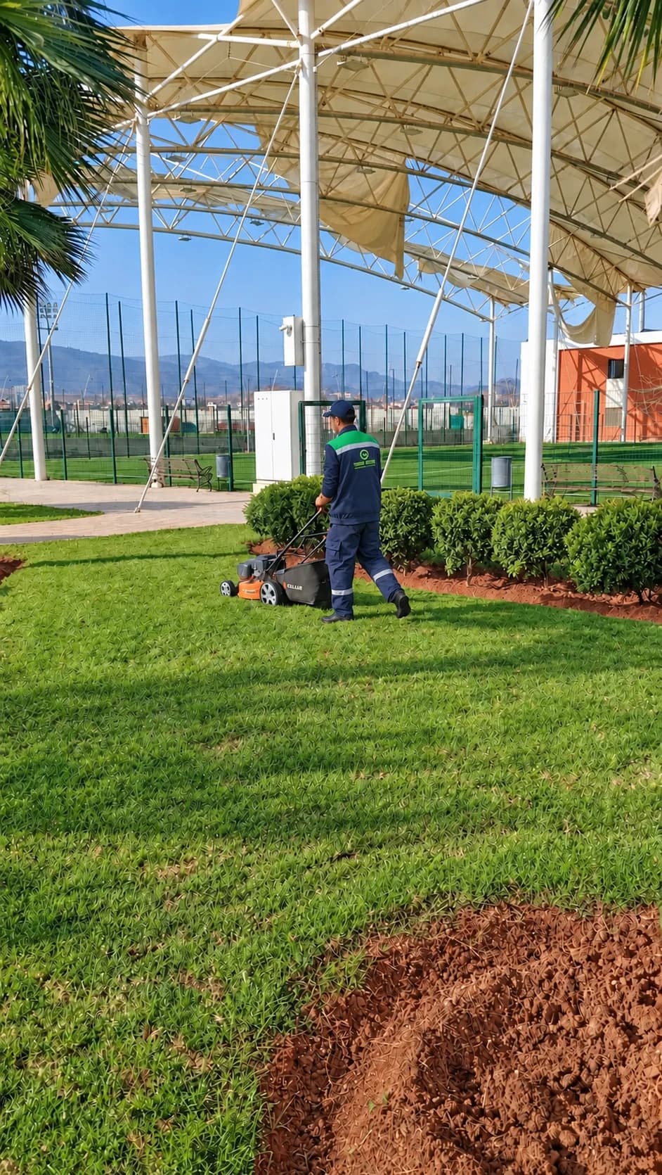 Jardinier Green Expert assurant la tonte d’une pelouse