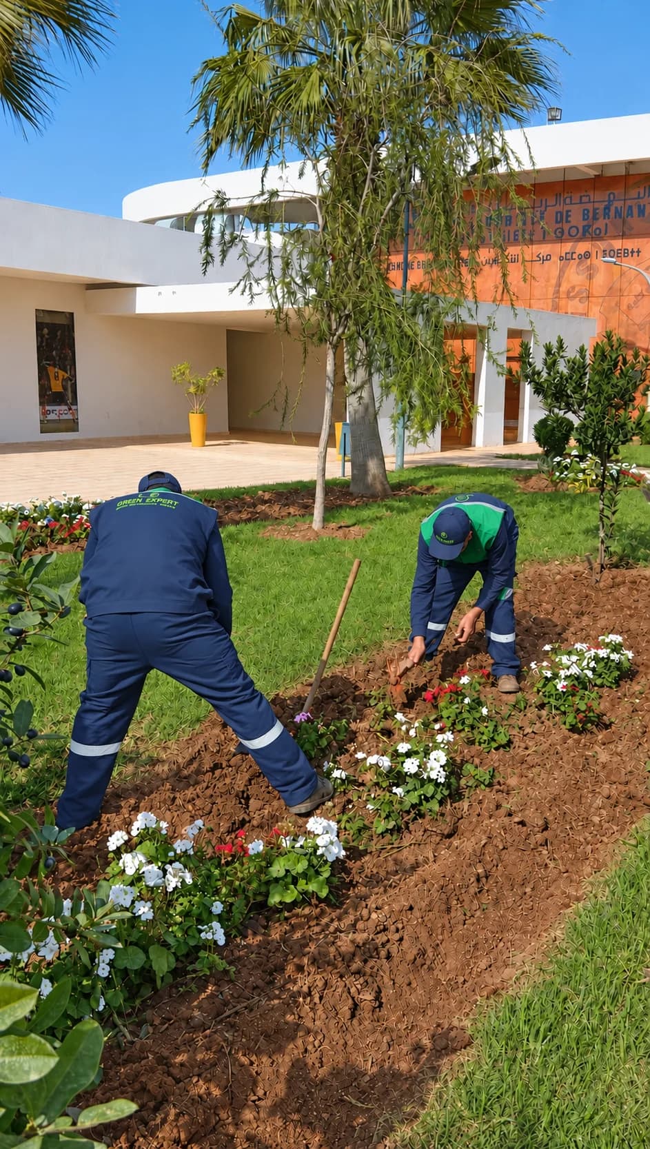 Équipe Green Expert réalisant la plantation d’un massif fleuri