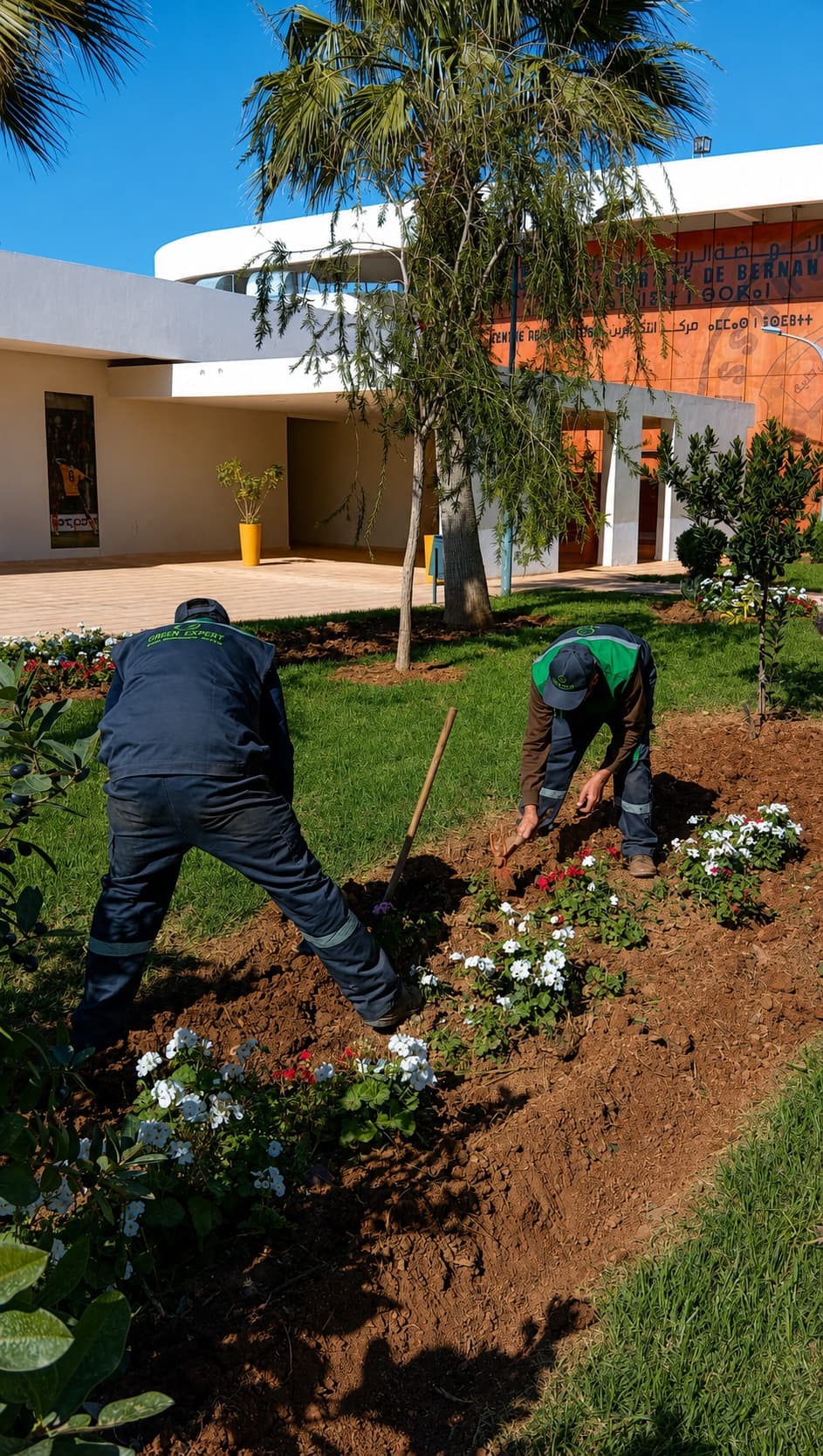 Travaux de plantation d’un massif fleuri